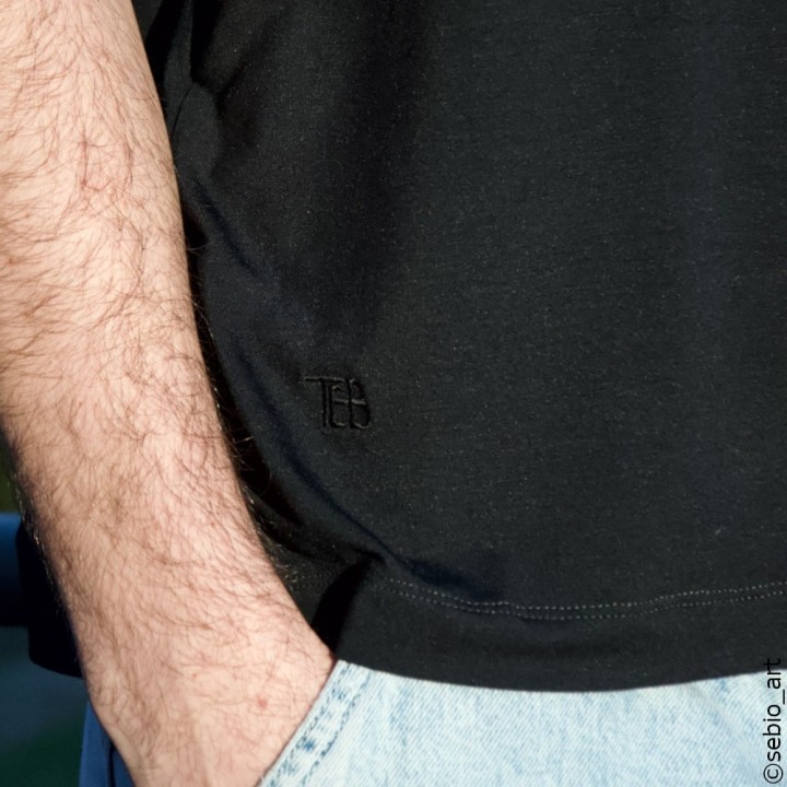 T-Shirt uomo Carbonio. Colore nero. Manica corta